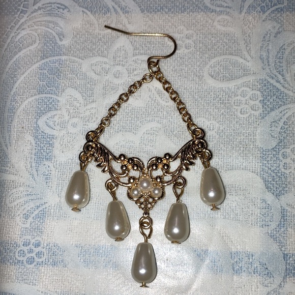 NWOT GERTRUDE STEIN DESIGNS pair goldtone earrings, faux pearls $15 - Picture 2 of 3